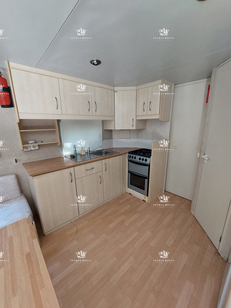 Dve urejeni parceli z mobilnimi hišicami – 30 sekund od plaže – vrhunska naložba v Istri